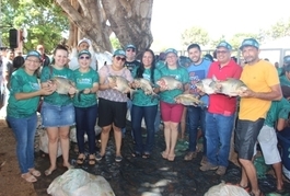 ENTREGA DE PEIXES NO FESTIVAL DO PEIXE