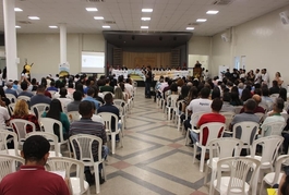 Seminário reúne 300 apicultores em Floriano.